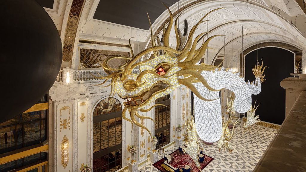 博华皇宫内极致奢豪的水晶龙装置艺术-1024x576