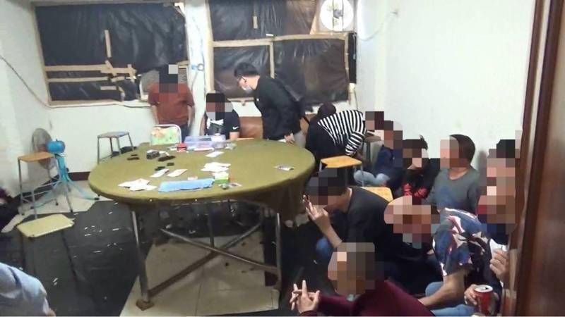 台中大里一處民宅經營職業賭場，警方逮捕22人
