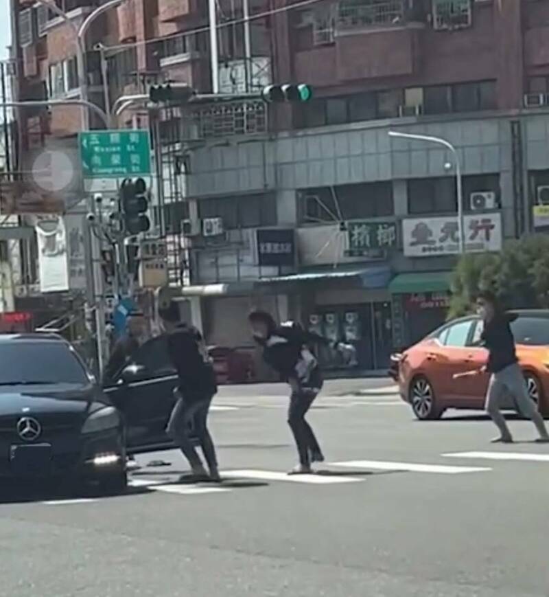通博娛樂城-博彩資訊-「為了一張罰單」 嘉市街頭上演全武行 年輕人持球棒互毆