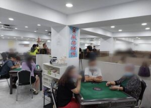 通博娛樂城-通博-現金網-「嚴禁賭博」標語下就是賭場 59人颱風天遭逮
