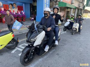 通博娛樂城-即時新聞-台中6選區立委當選人羅廷瑋坐摩托車謝票