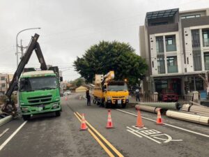 通博娛樂城-即時新聞-大貨車清運廢鐵 吊臂扯斷高壓電線釀停電還引火警