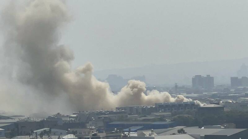 通博娛樂城-社會快訊-神岡工廠火災急灌救 濃濃黑煙數公里外都可看見3