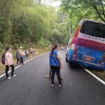 通博娛樂城-社會新聞-遊覽車輪陷邊坡、車體傾斜！台南40名遊客遊南庄向天湖嚇壞了