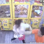 通博娛樂城-社會新聞-台中娃娃機店男打女「狠搧猛踹」 全因她偷了「玩具蘿蔔刀」