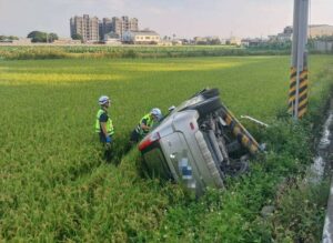 休旅車翻落田