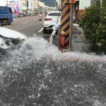 通博娛樂城-線上娛樂-為閃機車猛撞消防栓　大量水流噴出「馬路變小河」畫面曝