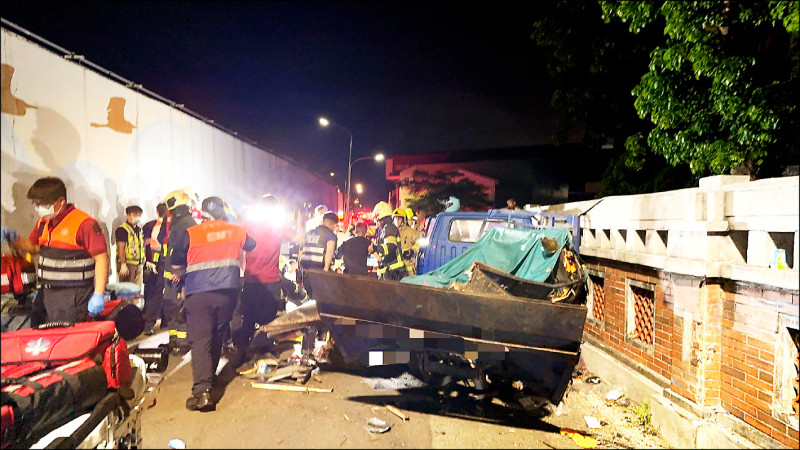 遶境貨車違規超載自撞