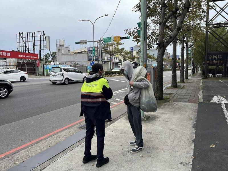 通博娛樂城 線上快訊19歲男子負氣離家迷途 平鎮巡警找到了、助他平安返家