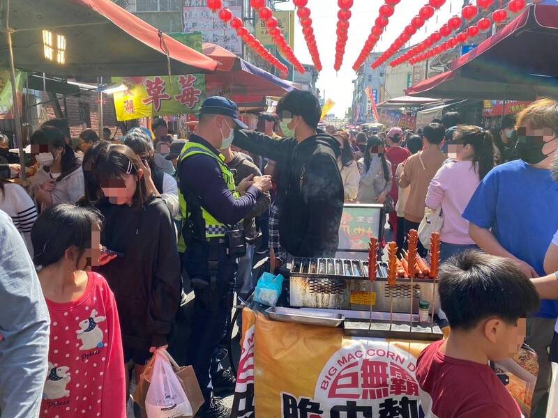 通博娛樂城 線上快訊「高雄最強老街」新春湧人潮 警方取締交通違規破百件