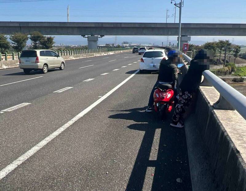 通博娛樂城 線上快訊玩命！移工竟騎微型電動二輪車 國3快官段雙載狂飆