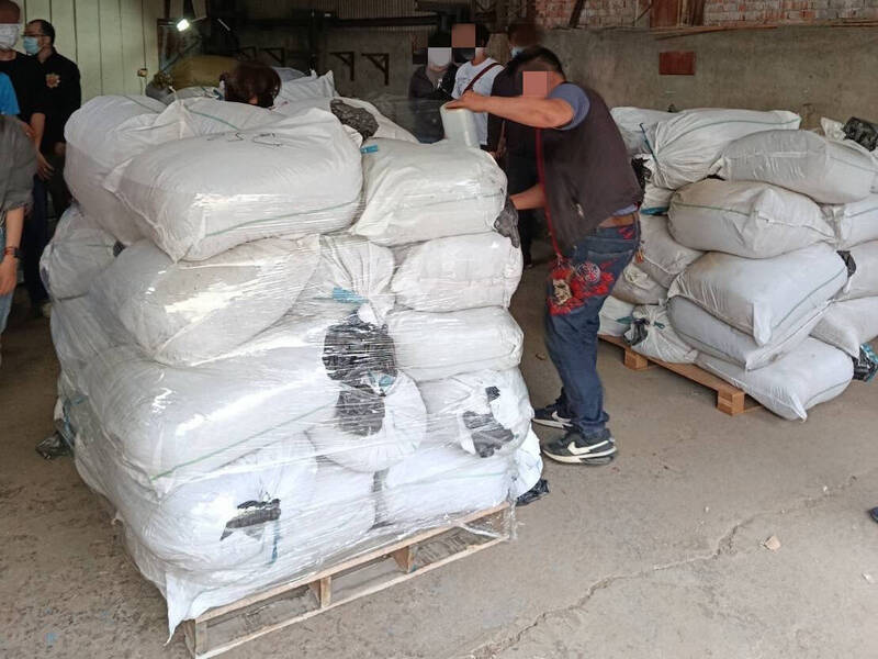 通博 線上快訊 中壢警雷霆除暴緝獲逾5噸私菸 未成品及菸絲市值約2千萬