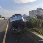 通博 娛樂快訊 國1楠梓路段貨櫃車翻覆 僅路肩通行、回堵10公里