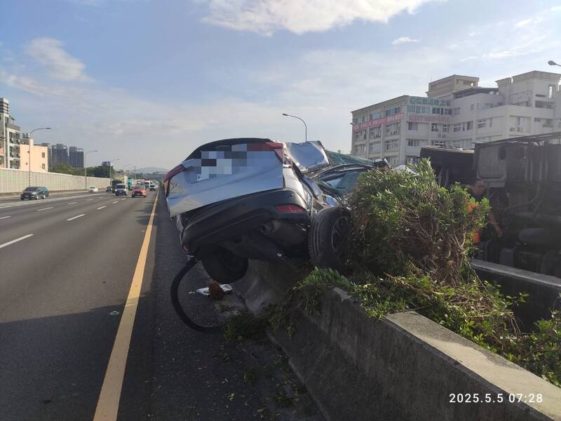 通博 娛樂快訊 國1楠梓路段貨櫃車翻覆 僅路肩通行、回堵10公里