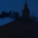 通博娛樂城 線上國際-梵蒂岡西斯汀聖堂煙囪冒出黑霧，教皇選舉首輪投票未產生結果