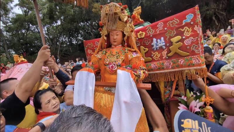 通博娛樂城-國際新聞-粉紅超跑改乘八人大轎，白沙屯媽祖下午安抵宮廟