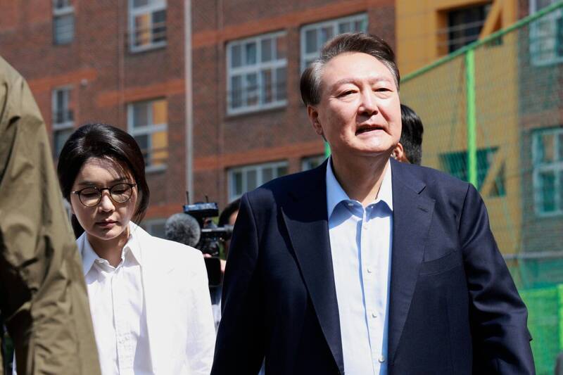 通博娛樂城-國際新聞-南韓前總統尹錫悅夫婦現身投票所，全程保持緘默未受訪。