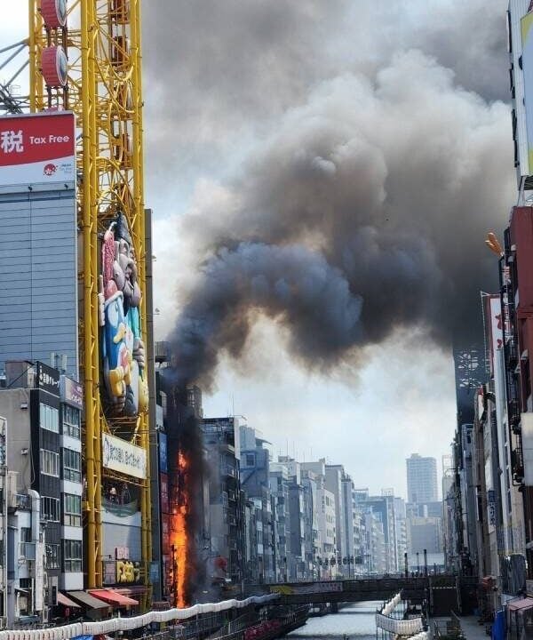 通博娛樂城-國際資訊-🚨🔥快訊！日本大阪道頓堀驚現火光沖天！唐吉訶德、一蘭拉麵旁大樓濃煙竄天！驚險一瞬間！😱