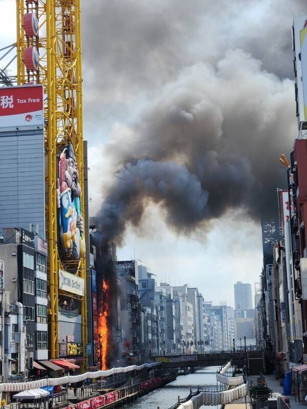 通博娛樂城-國際資訊-🚨🔥快訊！日本大阪道頓堀驚現火光沖天！唐吉訶德、一蘭拉麵旁大樓濃煙竄天！驚險一瞬間！😱