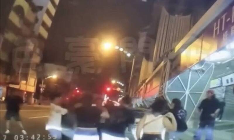 通博娛樂城-國際資訊-💥🚨台中不平靜！深夜「小東南亞」大亂鬥！10多人當街上演全武行，警棍一出鳥獸散！現場混亂失控！🚔