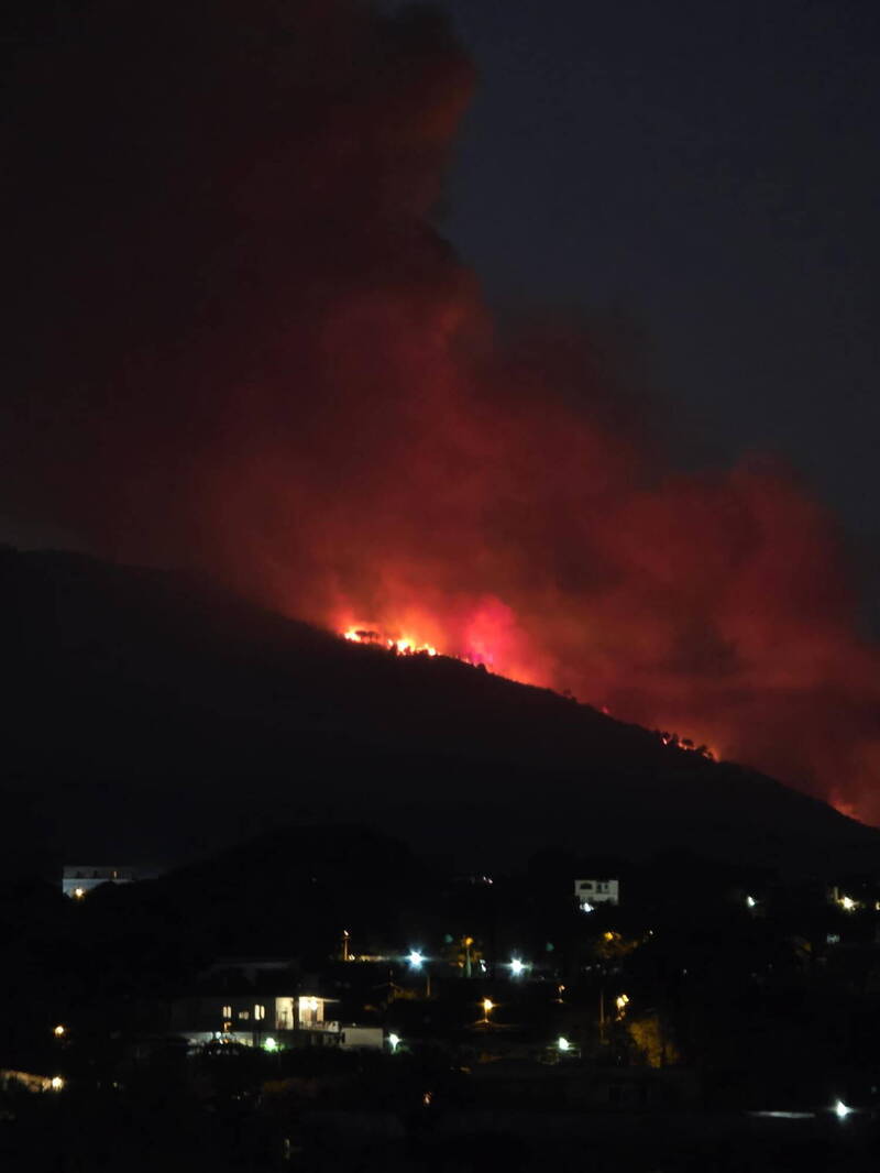 ！ 🌋維蘇威怒吼！烈焰狂燒！義大利全國「總動員」多線搏命！