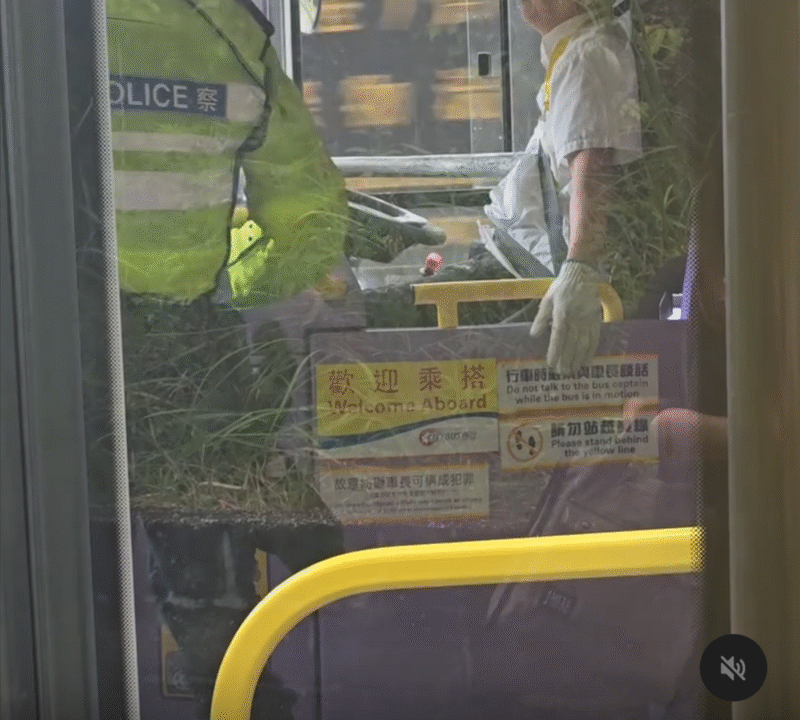 通博娛樂城-國際資訊-生死瞬間！2米鐵條貫穿駕駛座，司機被「釘」在座位上，仍冷靜停車救乘客，網讚：用生命在敬業！