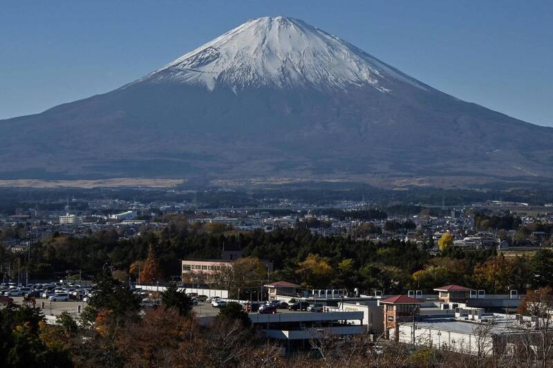 通博娛樂城-國際資訊-日本富士山入山費超好賺！靜岡縣登山口入帳8200萬，全球遊客甘心掏錢，登頂之路超吸金！