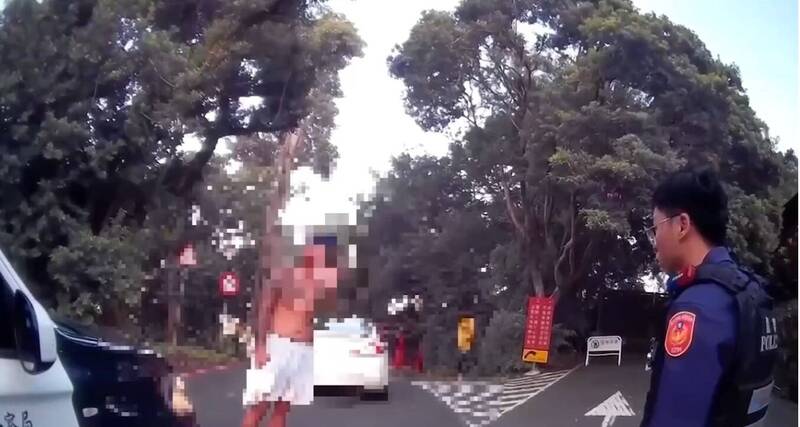 通博娛樂城-社會動態-🔪 圓山驚魂夜！ 「持刀狂人」現身！ 🌲 怒砍國寶級大樹 🤯 荒謬動機曝光：「樹擋路！」