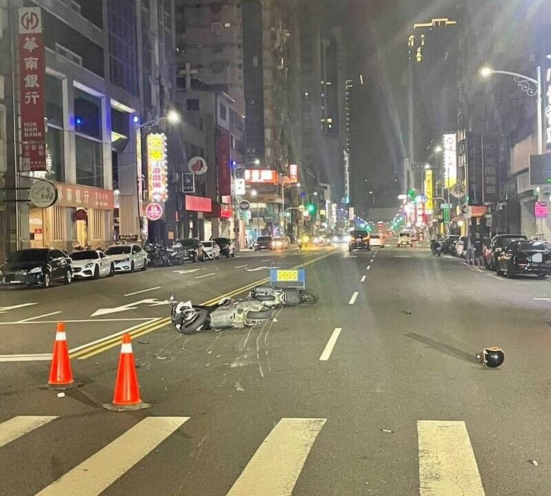 通博娛樂城-社會動態-🚦 午夜夢魘！ 高雄「一心二路」爆炸性連環追撞！🚧 現場慘烈至少2人掛彩！