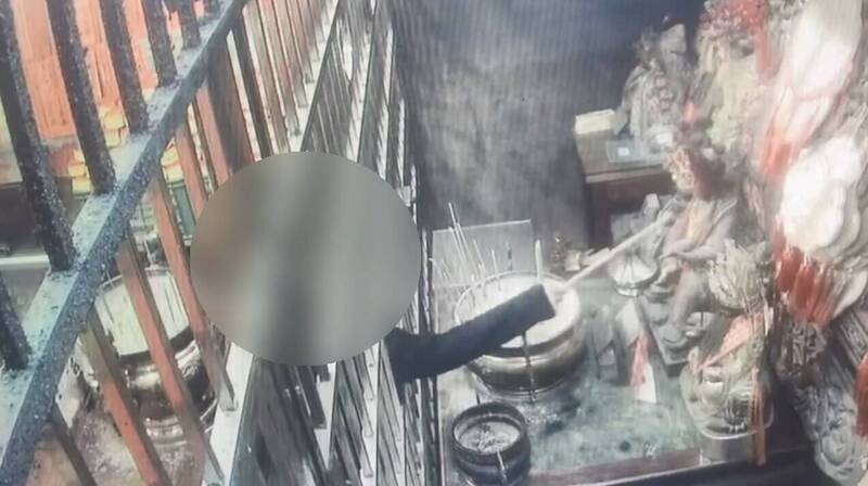 通博娛樂城-社會動態-😈 包天大膽！ 惡賊竟對「囝仔公」頭上動土！香爐拔香連盜5面神明金牌 🏆 狂撈140萬 最終難逃法網！