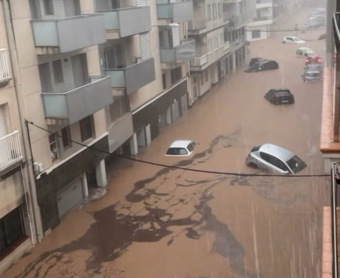 通博娛樂城-國際資訊-生死一瞬間!西班牙暴雨「洪水滅頂車輛」!驚悚畫面曝光「車內還有活人」!