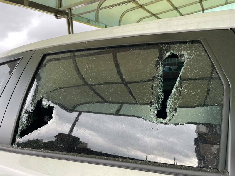 通博娛樂城-社會動態-🤬連環報復!變裝惡煞「砸爛」他兩台車! 囂張行徑恐嚇全城!