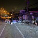 通博娛樂城-社會動態-💥恐怖瞬間！轎車「高速衝撞」檳榔攤！ 車頭稀爛2人濺血送醫！