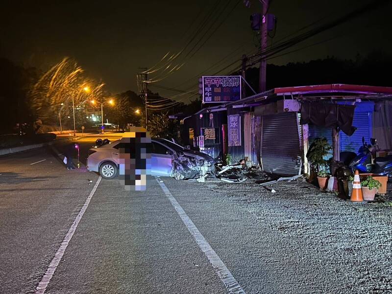通博娛樂城-社會動態-💥恐怖瞬間!轎車「高速衝撞」檳榔攤! 車頭稀爛2人濺血送醫!