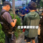 通博娛樂城-社會動態-😈抓到了！萬聖鬼市驚見「偷拍狼」！ 正義路人圍捕他逃不掉！