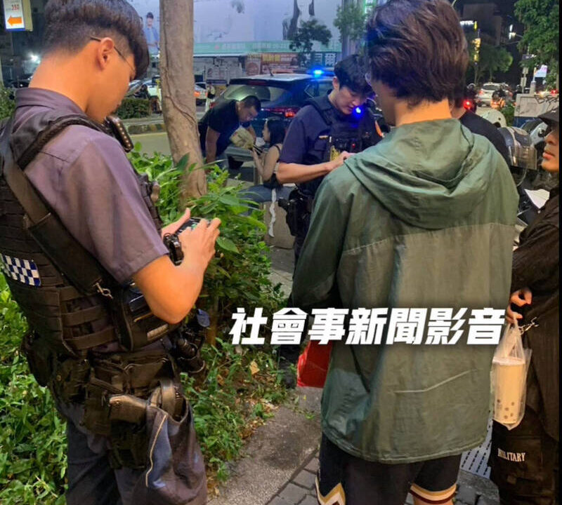 通博娛樂城-社會動態-😈抓到了！萬聖鬼市驚見「偷拍狼」！ 正義路人圍捕他逃不掉！