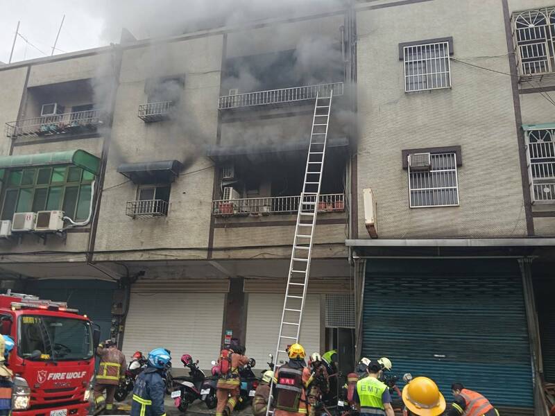 通博娛樂城-社會動態-🚨地獄火!新莊移工宿舍「烈焰沖天」! 警消生死一瞬間搶救10人!