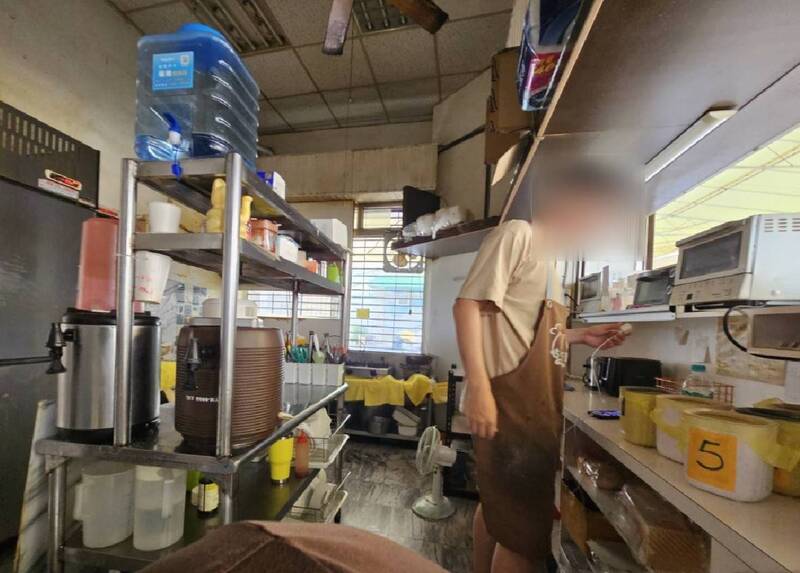 通博娛樂城-社會動態-太狂！警察「變裝早餐店阿姨」釣魚！詐團老狐狸一踏進店門口就GG！