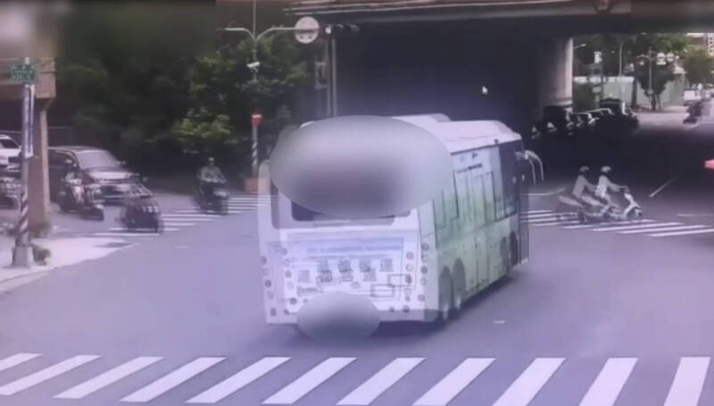 通博娛樂城-社會動態-死亡瞬間！高雄公車「鬼切闖紅燈」差點撞爛機車！影片曝光全民怒！