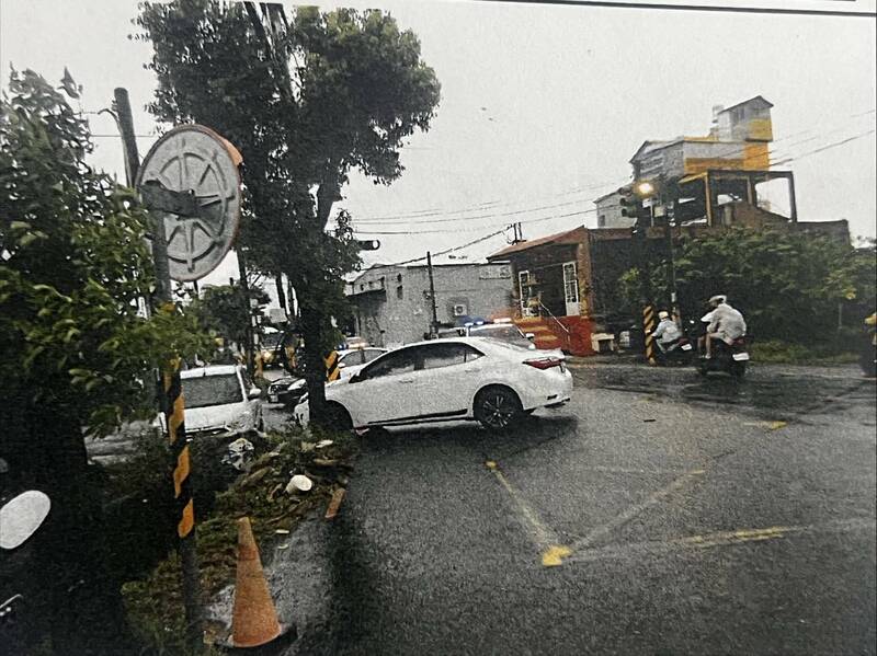 通博娛樂城-社會動態-笑不出來!吸毒男「逃命撞樹」!抬頭一看...竟是警察局門口!網笑翻:神助攻!