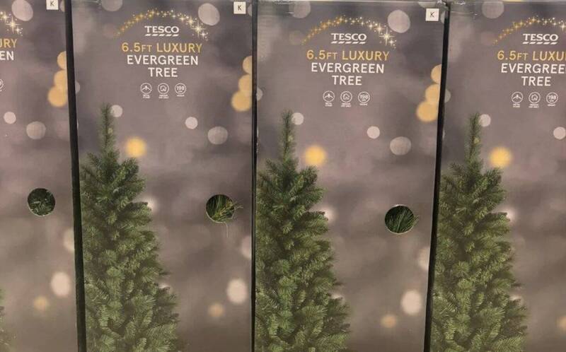 通博娛樂城-國際新聞-🔥 聖誕樹被消失！ 英國特易購改名「常青樹」引爆網民怒火：這是什麼**「覺醒巨嬰」**行為？！