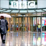 通博娛樂城-國際新聞-💣 世紀醜聞！ 英國BBC記者驚爆**「美人計」色誘高官！遭懷疑是「雙面共諜」！情報界全面戒備**！