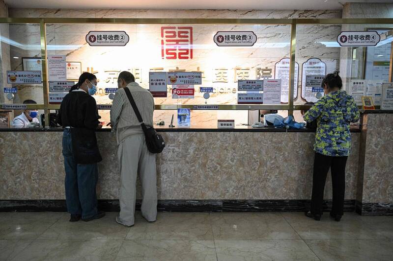 通博娛樂城-國際新聞-🏥中國醫療體系大崩壞！名醫慘遭「腰斬式」砍薪30%，崩潰兼職送外賣、跑滴滴