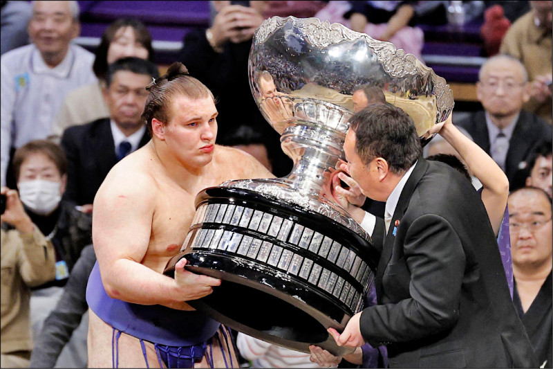 通博娛樂城-國際新聞-【奇蹟上位】烏克蘭力士流亡日本！相撲界爆冷奪冠：為戰爭中的家鄉而戰！