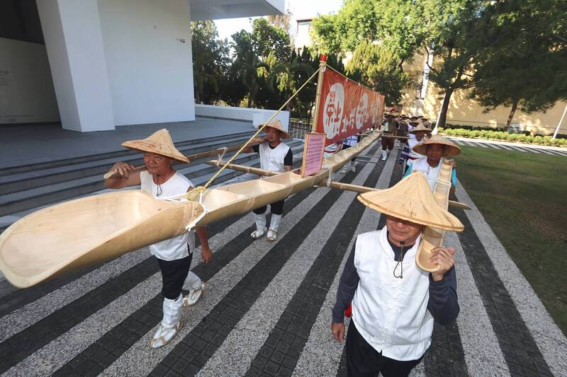 通博娛樂城-國際新聞-【巨人降臨！】草屯稻草工藝節開戰！8.5米「巨型扁擔王」出世！準備挑戰金氏世界紀錄！