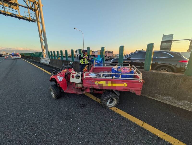 通博娛樂城-國際新聞-離譜！宜蘭「農用法拉利」竟開上國道逆向！倒楣白車遭「高速追撞」！網怒：根本是玩命！