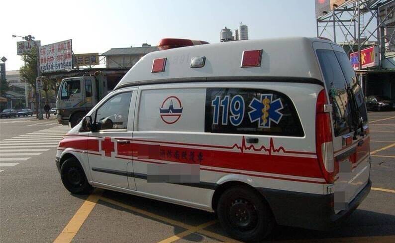 通博娛樂城-國際新聞-死亡詛咒！台中北屯女駕駛「疑似闖紅燈」瞬間猛撞2機車！騎士1死1傷！現場慘狀如煉獄！