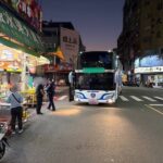 通博娛樂城-國際新聞-荒唐！遊覽車竟「路中佔道」讓乘客買水果！高雄警還原「極度危險」的真相！