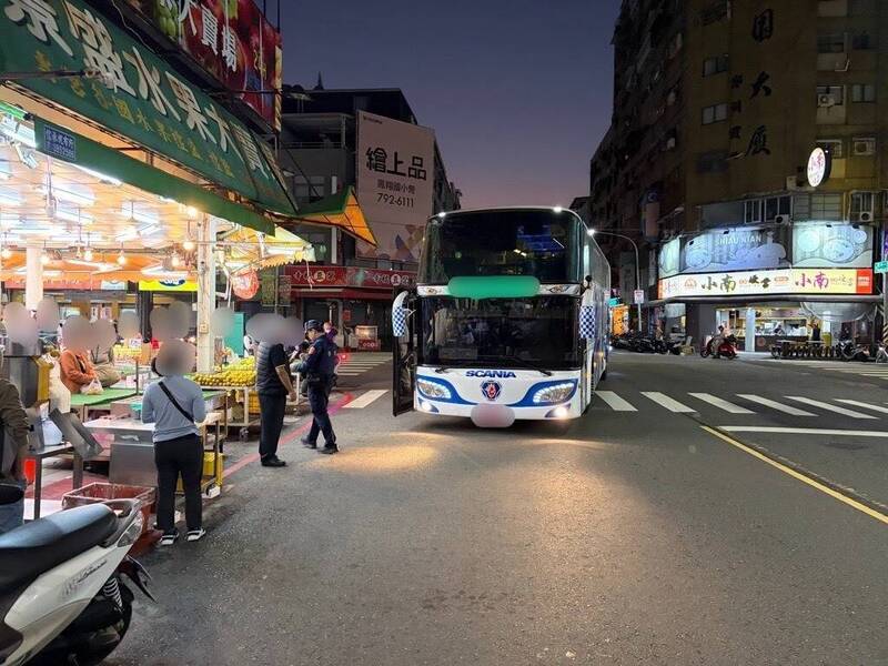 通博娛樂城-國際新聞-荒唐！遊覽車竟「路中佔道」讓乘客買水果！高雄警還原「極度危險」的真相！