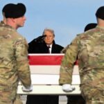 通博娛樂城-國際新聞-英雄最後一程！ 敘利亞殉職3人「覆旗靈柩」返美，川普親赴機場接靈，神情肅穆！